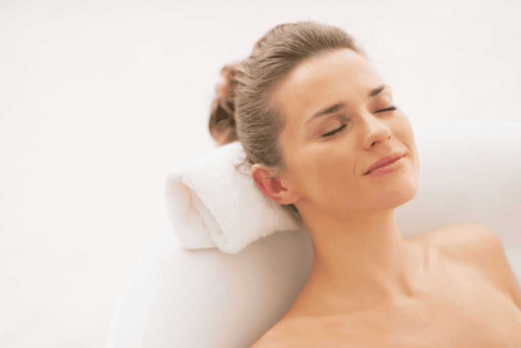 A meditação é uma prática que desenvolve a concentração e estimula o bom funcionamento do seu corpo. Isso porque durante o processo você passa a sentir aquilo que acontece dentro de você. Mas, você deve estar se perguntando: como fazer isso na banheira? Meditar na banheira comum ou até mesmo na banheira de hidromassagem não é nada estranho, pelo contrário. A hora do banho é propícia para que você tire um tempo para si mesmo, longe de distrações e realize meditação. Todo mundo sabe o quanto é difícil se desconectar daquilo que está ao nosso redor. Então, se você não consegue tirar um tempo durante o dia para fazer isso, utilize a hora do banho. Meditar na banheira de hidro é muito simples e muito mais prazeroso do que seria em um ambiente comum. Quer aprender? A Banheiras Bom Banho te ensina! 1. Tome o seu banho de banheira normalmente Antes de começar a meditação, tome o seu banho normalmente e aproveite para relaxar um pouco. A hora da meditação precisa ser tranquila, por isso, realize seus afazeres para que não haja distrações. 2. Prepare o ambiente A simples meditação na banheira de hidro é suficiente para proporcionar os benefícios desta prática. Porém, nossa dica é que você prepare o ambiente para a hora da meditação. O importante é que você se sinta bem para começar a se desconectar. Você pode acrescentar sais de banho e óleos essenciais à água. Outra dica é perfumar o banheiro com o seu aroma preferido. Pense nos detalhes que te fazem bem para aproveitar ainda mais. 3. Preste atenção no barulho da água O barulho da água é um ponto inicial para o processo de meditação. Se você possui uma banheira com hidro, ligue a hidromassagem e leve sua atenção ao som produzido pela água. Você pode então se imaginar em outros lugares como rio e cachoeiras. Mas, se você tem uma banheira simples, não tem problema. Faça movimentos suaves com as mãos na água para sentir o líquido. 4. Comece a meditar! A partir desse momento, você deve focar na sua respiração e nos sons interiores do seu corpo. Deixe de lado outros tipos de pensamento e foque em si mesmo. Meditação na banheira: conte com a Banheiras Bom Banho A Banheiras Bom Banho tem a banheira certa para você começar a meditar na hora do banho. Confira nossos modelos de ofurôs, hidromassagem e banheiras duplas.