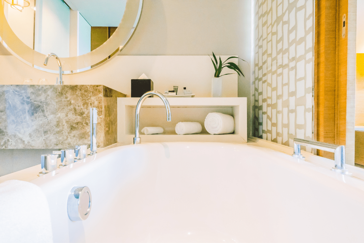 Faça você mesmo: decore seu banheiro com banheira sem gastar muito