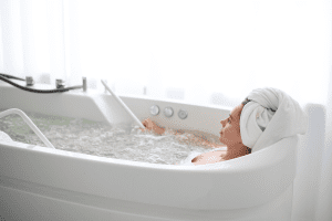 Banheira de hidro, velas e mais: como fazer um spa day em casa?