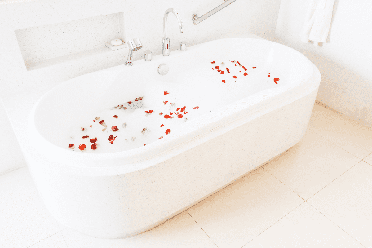 Banheira simples ou banheira com hidro: qual escolher?