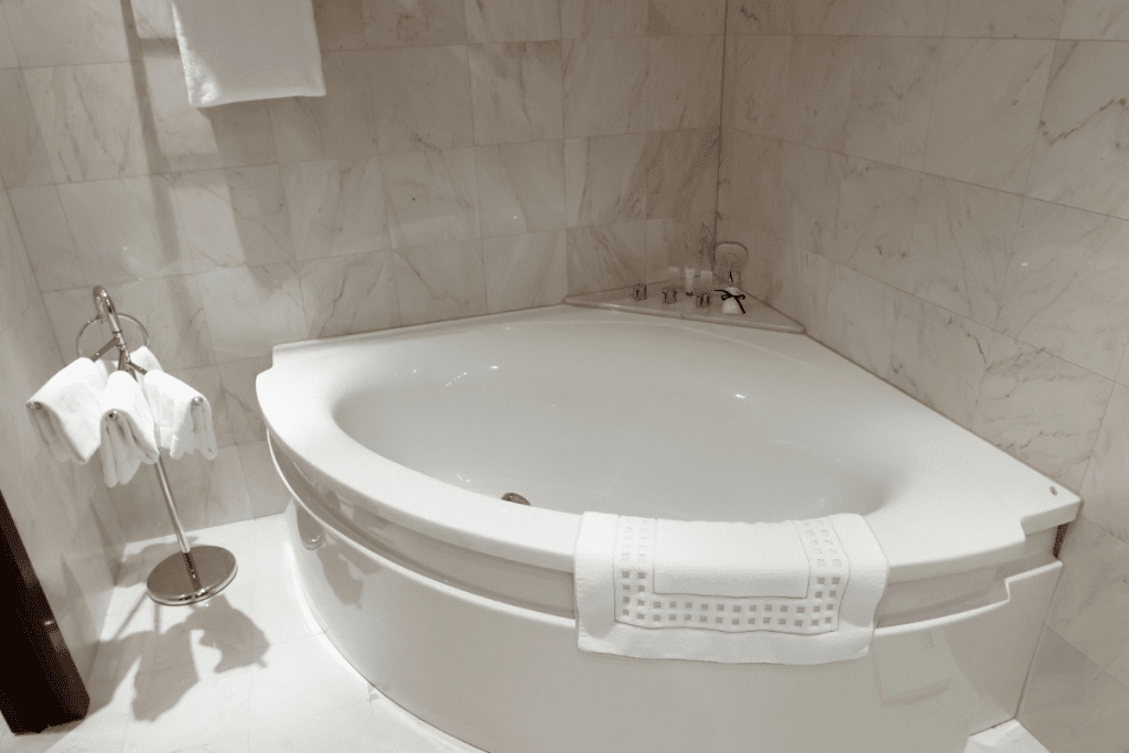 Banheiro pequeno também tem espaço para uma banheira!