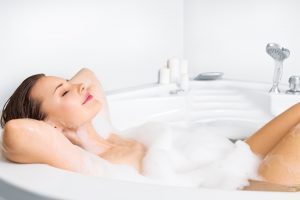 banho-na-banheira-ajuda-a-aliviar-colicas-menstruais