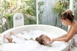 banho-de-banheira-ajuda-crianças-agitadas-na-quarentena