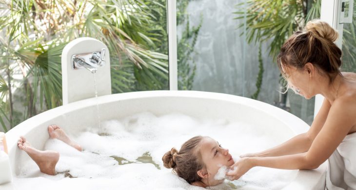 Instagrammer vende água da sua banheira por 26 euros — e já esgotou o stock  - Internacional - MAGG