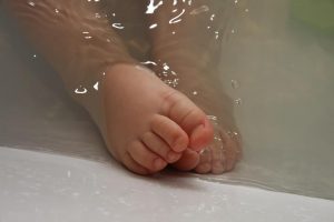 Saiba todos os cuidados que você deve ter com a pele do seu bebê durante o banho de banheira do pequeno e torne esse momento mais relaxante. Confira!