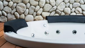 Deixe sua banheira ainda mais relaxante com a cascata cromada, apoio de cabeça e jato