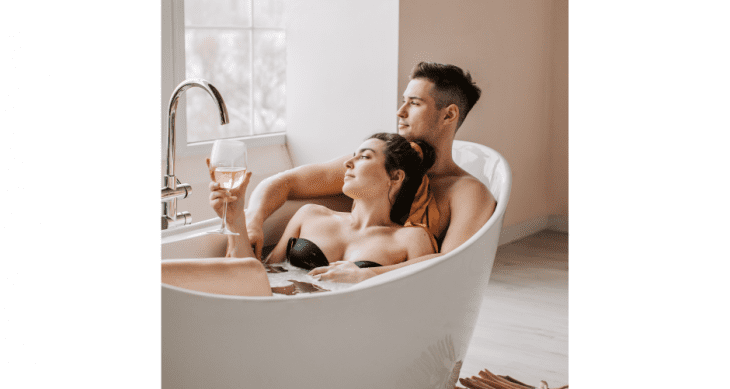 Saiba como deixar o banho de banheira a dois ainda mais romântico e relaxante