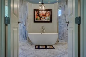 Saiba como deixar o seu banheiro com um design renovado junto de uma banheira moderna