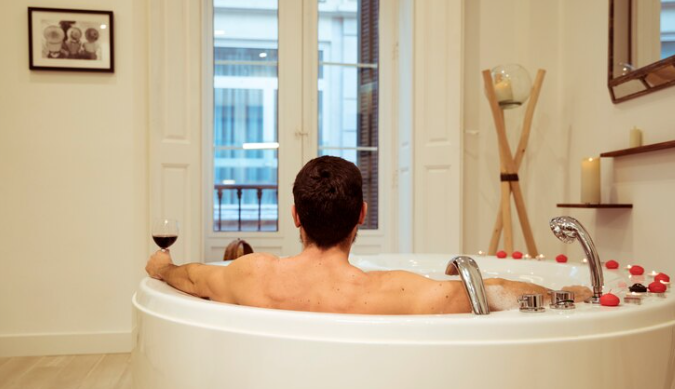 Descubra como uma banheira pode transformar seu banheiro em um refúgio de luxo e valorizar sua casa. Saiba mais aqui!