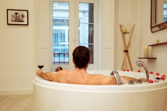 Descubra como uma banheira pode transformar seu banheiro em um refúgio de luxo e valorizar sua casa. Saiba mais aqui!