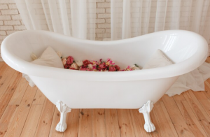 Confira como integrar uma banheira vitoriana em um banheiro com estilo vitoriano ou vintage.