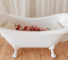 Confira como integrar uma banheira vitoriana em um banheiro com estilo vitoriano ou vintage.