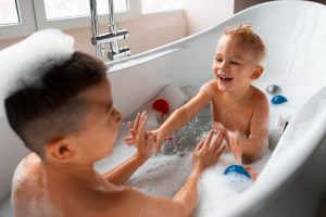 Banho de banheira para crianças: benefícios